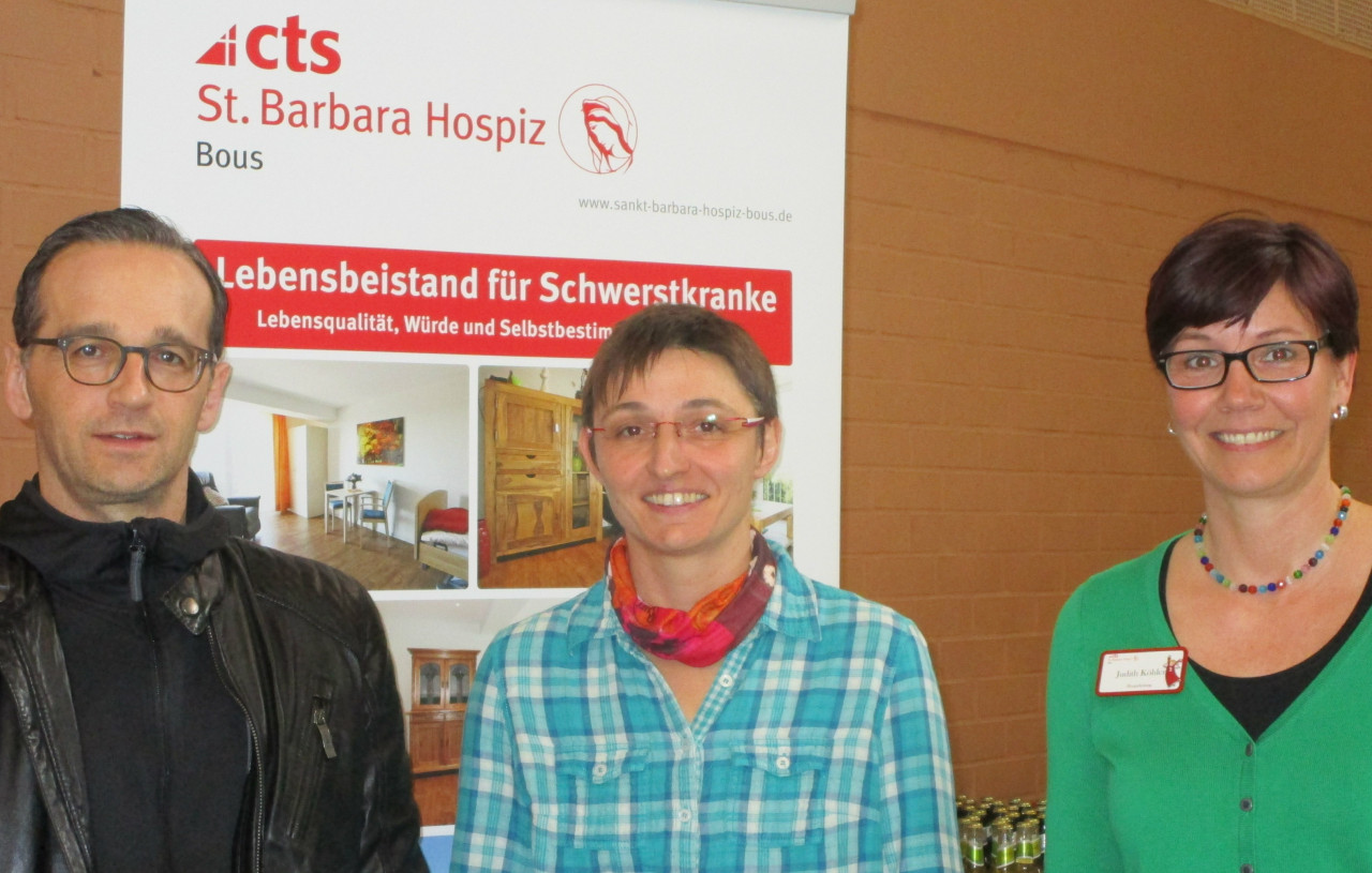 Schirmherr - Bundesjustizminister Maas - mit Pflegedienstleitung Stephanie Gebhardt und Hospizleiterin Judith Köhler (von links)