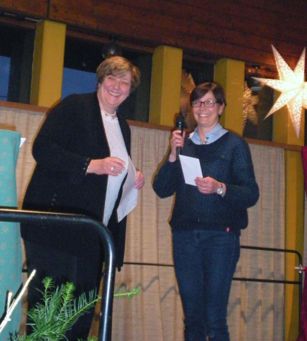Maria Huppert (links), 1. Vorsitzende des Elisabeth-Vereins Schaffhausen, überreicht die Spenden an Hospizleiterin Judith Köhler.